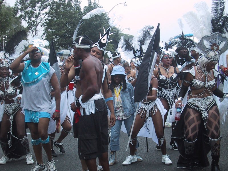 Caribana 2003 в Торонто: танцоры в перьях и бисере на улице