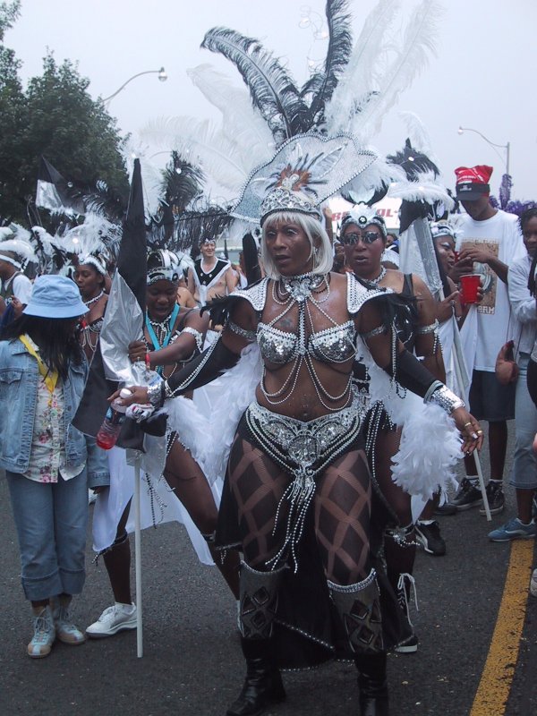 Caribana 2003 в Торонто: центральная фигура в серебряном костюме с перьями и бусами