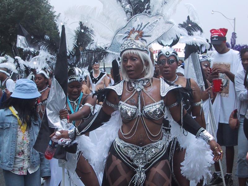 Caribana 2003 в Торонто: центральная фигура в серебряном костюме с перьями и бусами