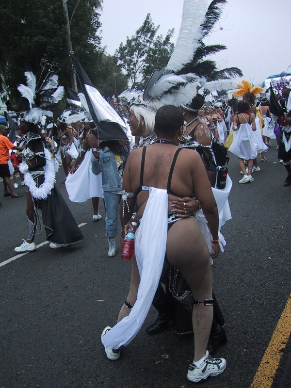 Caribana 2003 в Торонто: танцующие в бело-чёрных перьях по асфальту