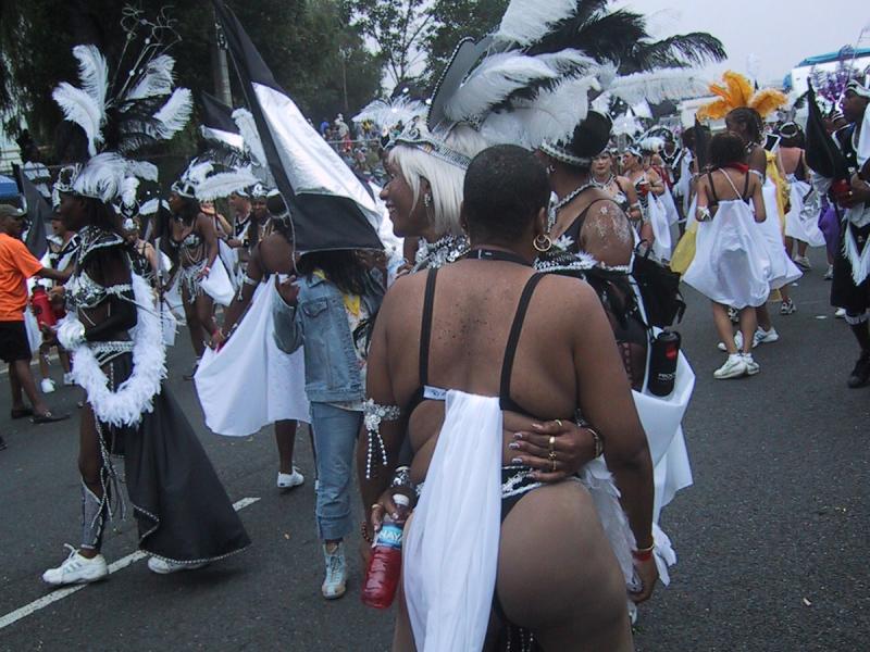 Caribana 2003 в Торонто: танцующие в бело-чёрных перьях по асфальту