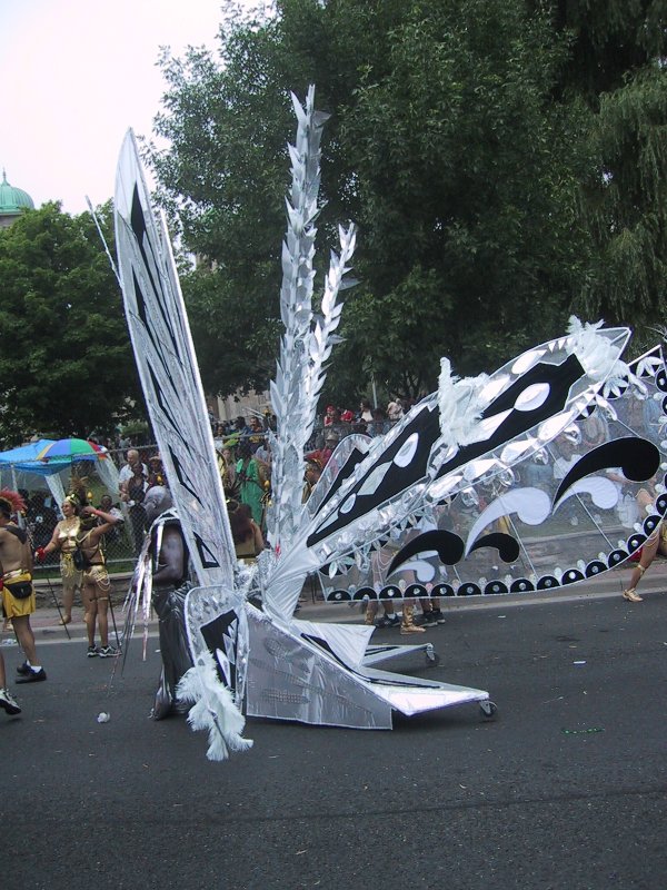 Caribana 2003, Торонто: бабочка из серебра и чёрного пластика на улице