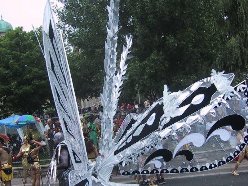Caribana 2003, Торонто: бабочка из серебра и чёрного пластика на улице