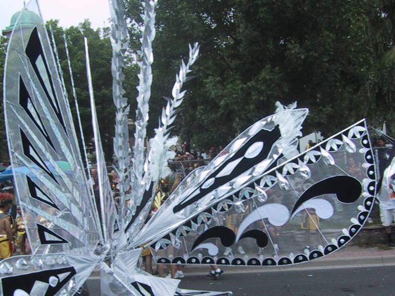 Caribana 2003, Торонто: бабочка из прозрачного пластика и серебряных листьев