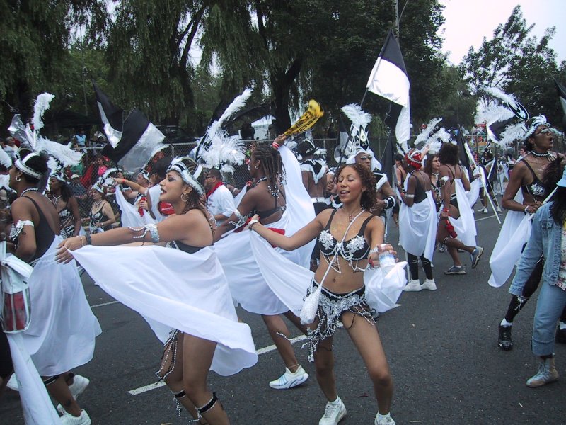Caribana 2003 в Торонто: танцующие в чёрно-белом с белыми перьями