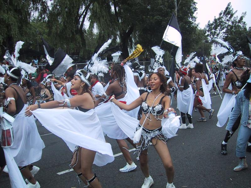 Caribana 2003 в Торонто: танцующие в чёрно-белом с белыми перьями