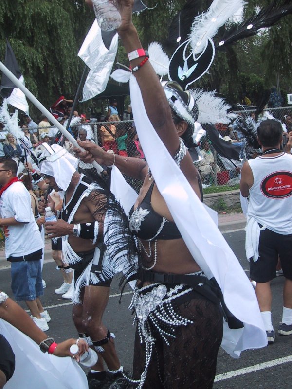 Caribana 2003 в Торонто: танцоры в чёрно-белых костюмах с перьями и бусами