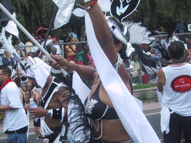 Caribana 2003 в Торонто: танцоры в чёрно-белых костюмах с перьями и бусами
