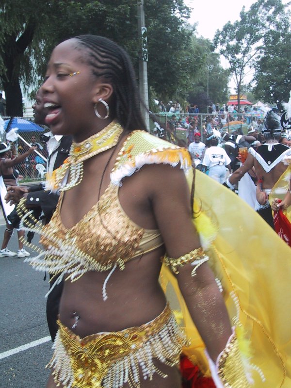Caribana 2003 в Торонто: золотая танцовщица с бахромой и перьями