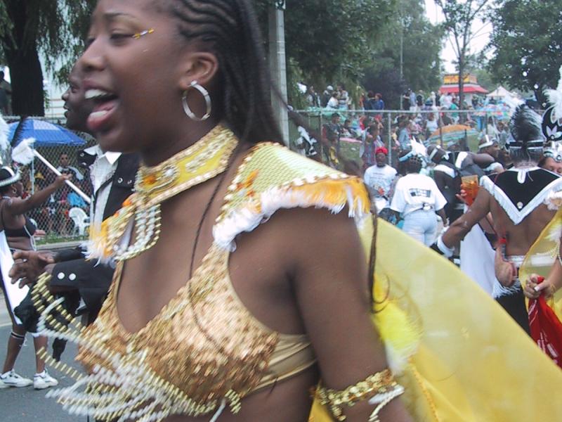 Caribana 2003 в Торонто: золотая танцовщица с бахромой и перьями