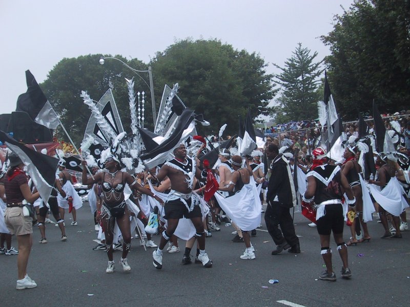 Caribana 2003 в Торонто: танцующие с флагами и перьями