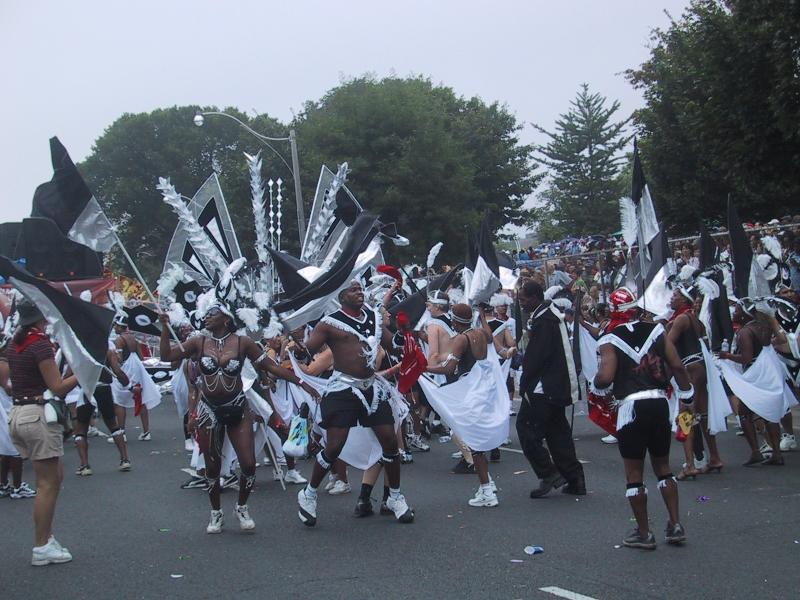 Caribana 2003 в Торонто: танцующие с флагами и перьями