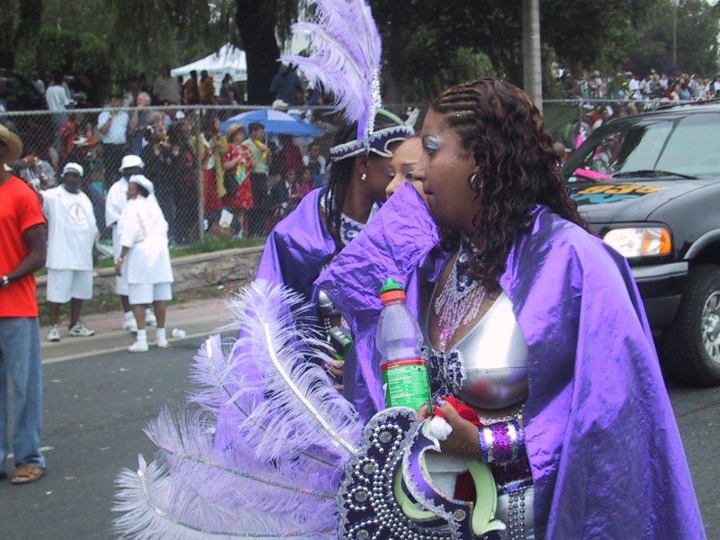 Caribana 2003 в Торонто: фиолетовые перья и серебро на улице