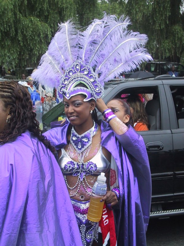 Caribana 2003, Торонто: фиолетовый костюм с перьями и блисками