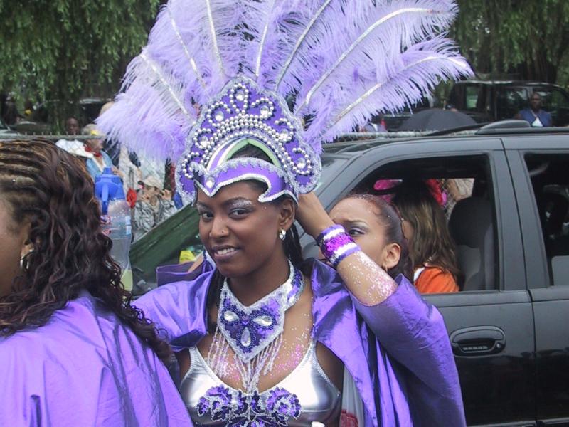 Caribana 2003, Торонто: фиолетовый костюм с перьями и блисками