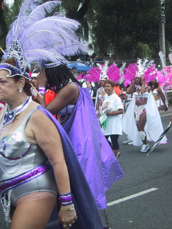 Caribana 2003 в Торонто: фиолетовые перья и серебро на улице