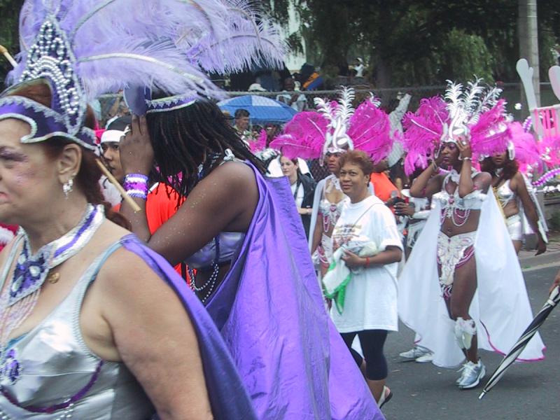 Caribana 2003 в Торонто: фиолетовые перья и серебро на улице