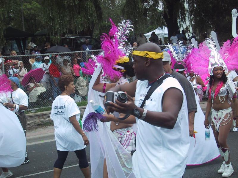 Caribana 2003 в Торонто: фестиваль с розовыми перьями и белыми костюмами