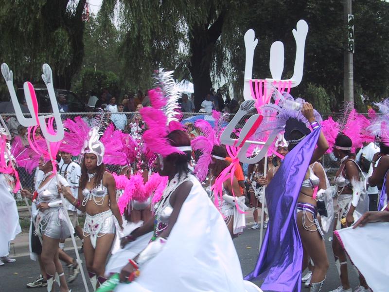 Caribana 2003 в Торонто: танцующие с розовыми перьями и белыми символами