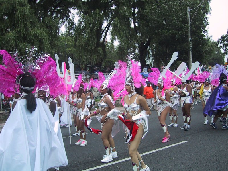 Caribana 2003 в Торонто: танцующие с розовыми перьями и серебряными бусами
