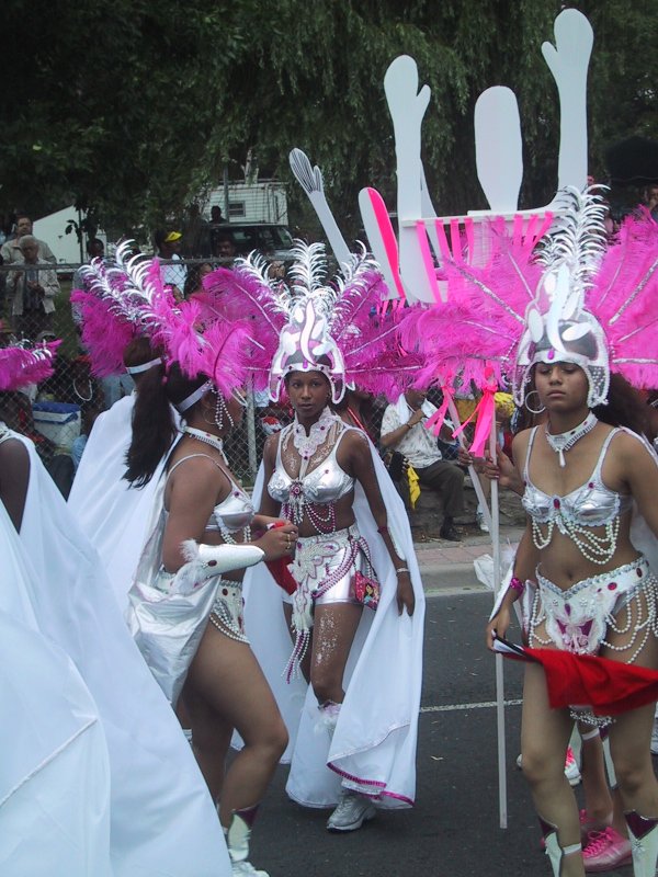 Caribana 2003 в Торонто: танцующие в розово-белых костюмах с перьями