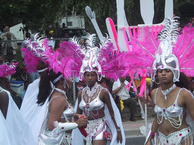 Caribana 2003 в Торонто: танцующие в розово-белых костюмах с перьями