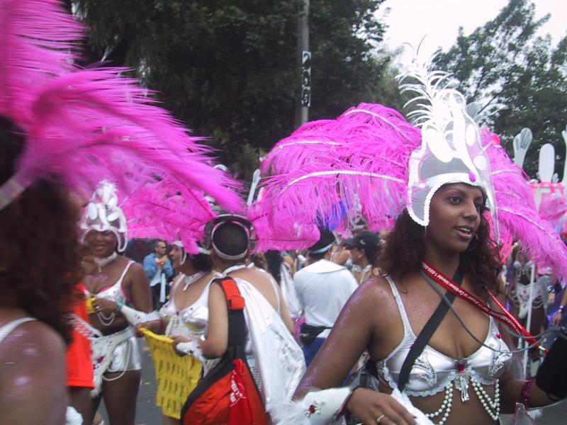 Caribana 2003 в Торонто: розовые перья и серебряные костюмы на улицах
