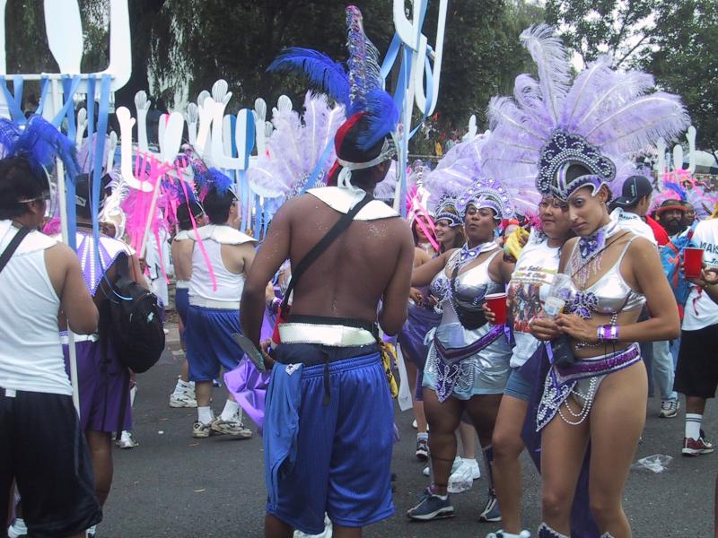 Caribana 2003 в Торонто: фиолетовые перья и синие шорты на улице