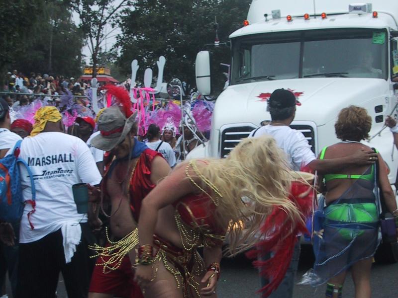 Caribana 2003 в Торонто: красные перья, золотые бусы и белый грузовик Midcontinental Transport Inc.