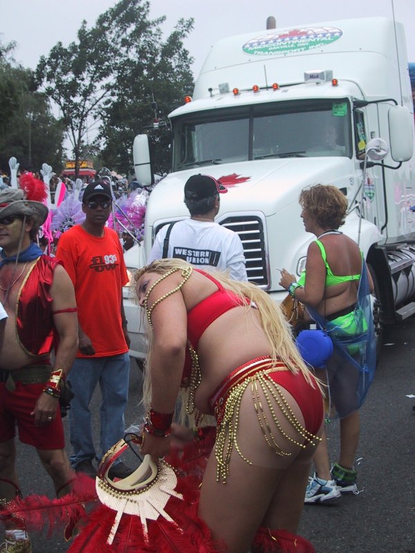 Caribana 2003 в Торонто: красный костюм с золотыми бусинами и белый грузовик Mid-Continent