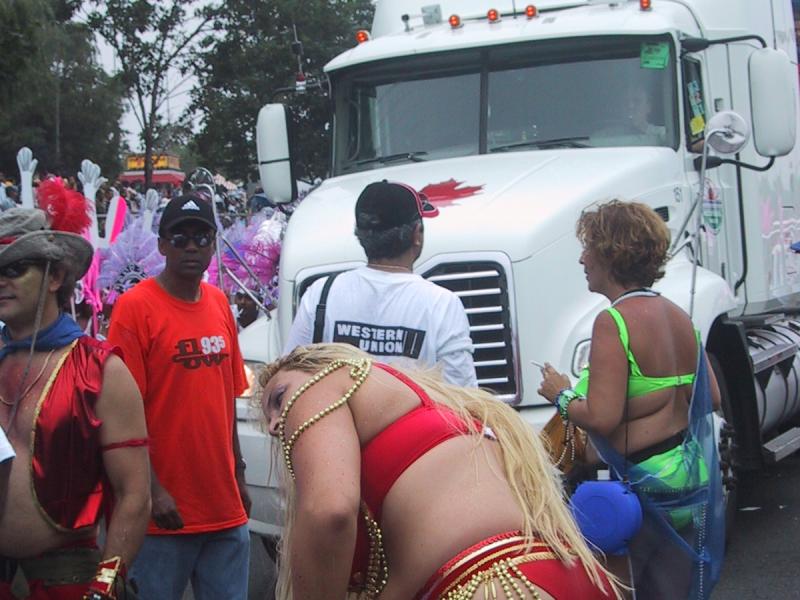 Caribana 2003 в Торонто: красный костюм с золотыми бусинами и белый грузовик Mid-Continent
