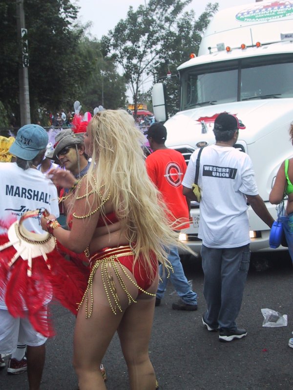 Caribana 2003 в Торонто: красный костюм, золотые бусы и белый грузовик Midcontinent