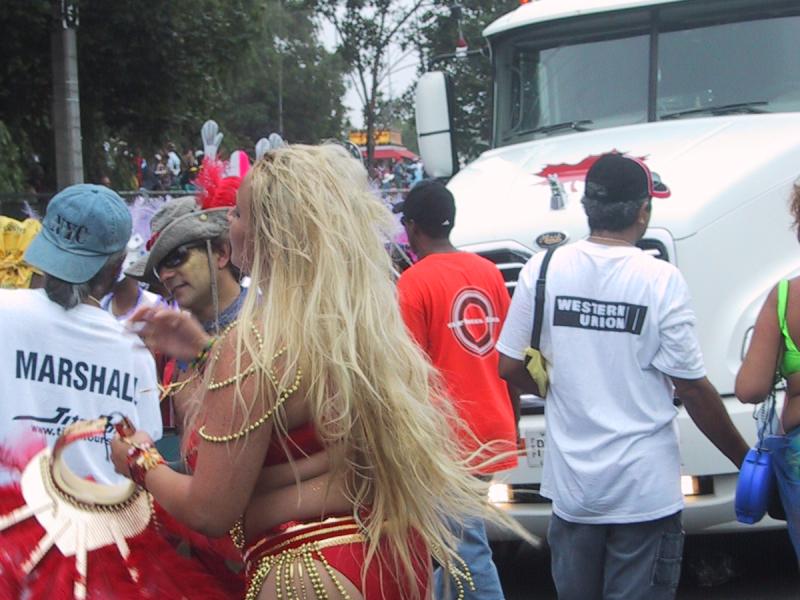 Caribana 2003 в Торонто: красный костюм, золотые бусы и белый грузовик Midcontinent