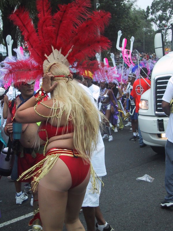 Caribana 2003 в Торонто: красные перья и золотые цепочки на улице
