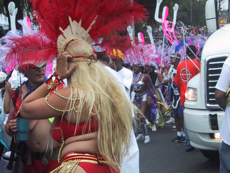 Caribana 2003 в Торонто: красные перья и золотые цепочки на улице