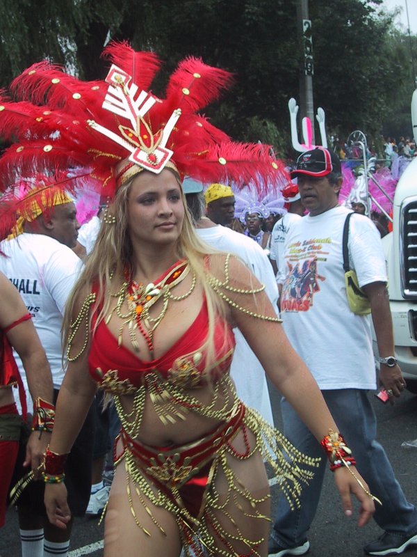 Caribana 2003 в Торонто: женщина в красно-золотом костюме с перьями