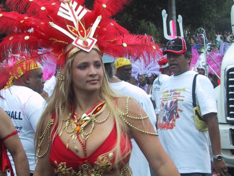 Caribana 2003 в Торонто: женщина в красно-золотом костюме с перьями