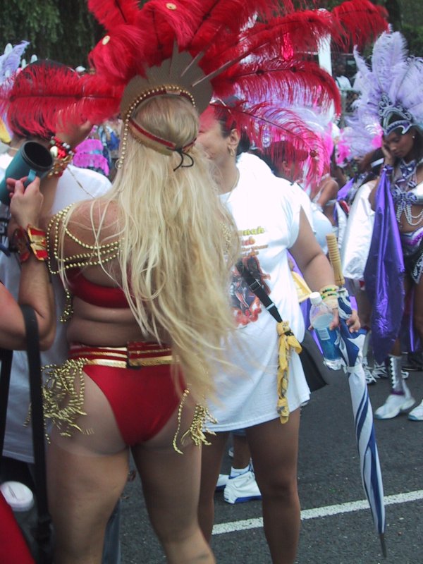 Caribana 2003 в Торонто: красный перья и золотые цепочки на улице