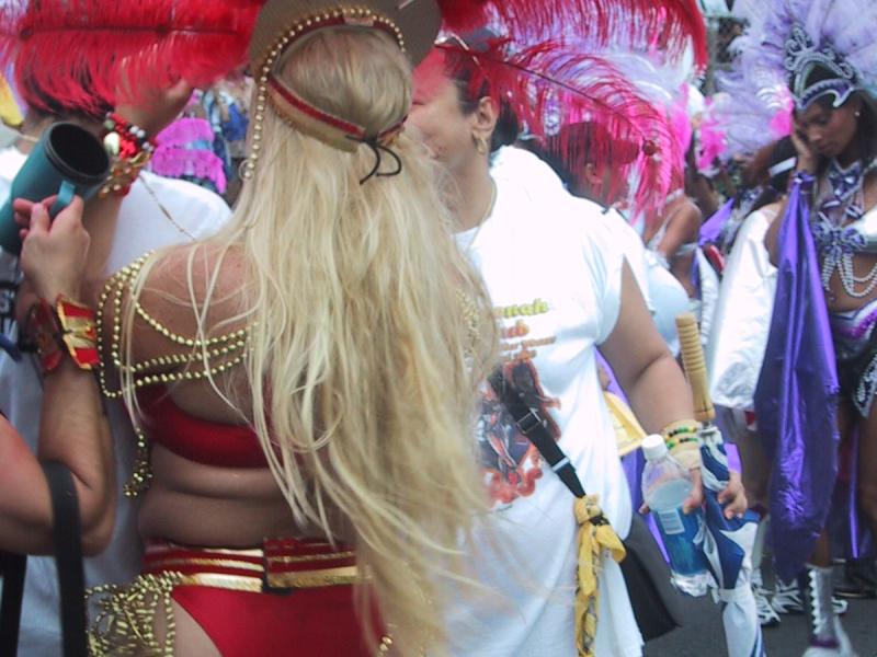 Caribana 2003 в Торонто: красный перья и золотые цепочки на улице