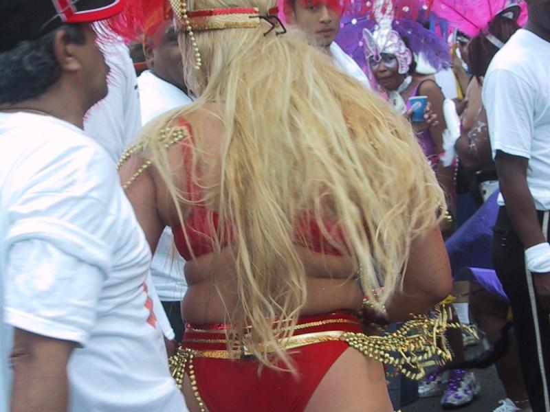 Caribana 2003 в Торонто: золотые цепочки и красные перья на танцующей женщине