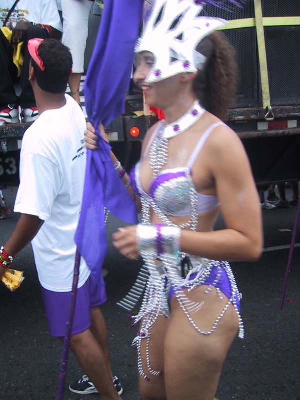 Caribana 2003 в Торонто: танцующая участница в фиолетово-серебряном костюме с маской