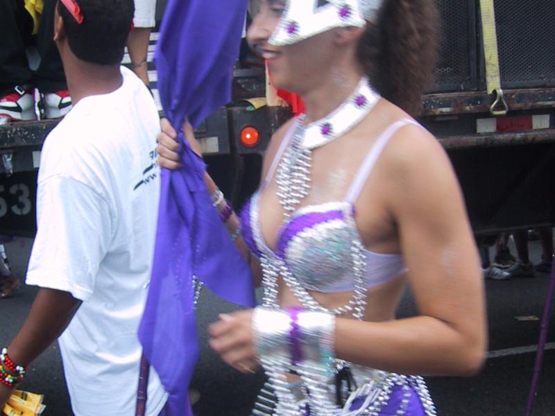 Caribana 2003 в Торонто: танцующая участница в фиолетово-серебряном костюме с маской