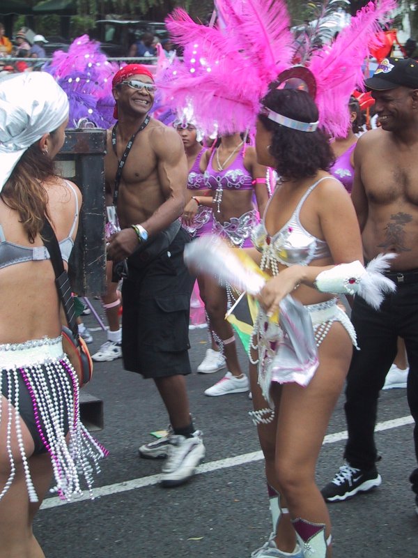 Caribana 2003 в Торонто: ритм, перья и блики на асфальте