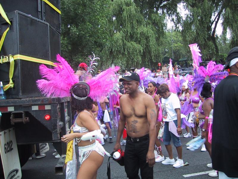 Caribana 2003 в Торонто: фиолетовые перья и грузовик с динамиками