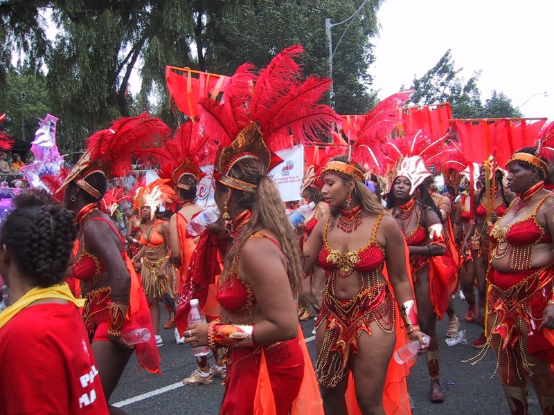 Caribana 2003 в Торонто: красные перья и бусы на улице
