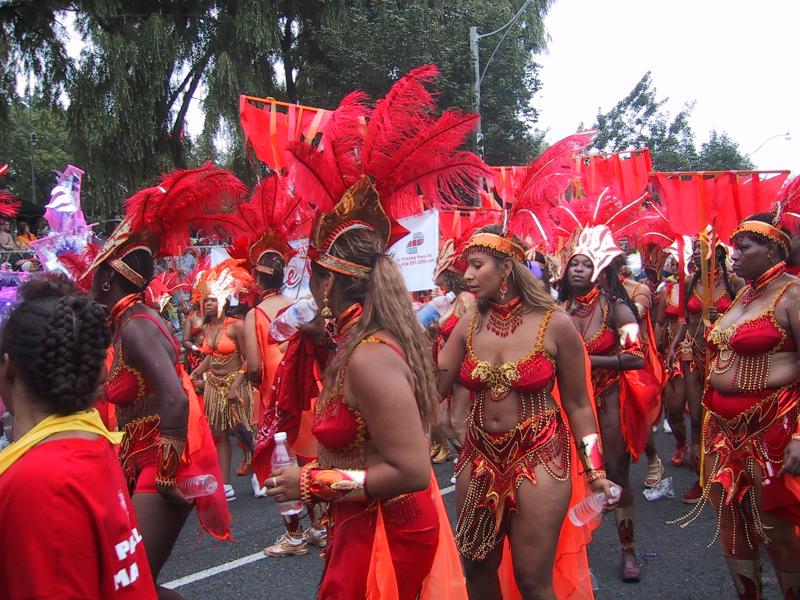 Caribana 2003 в Торонто: красные перья и бусы на улице