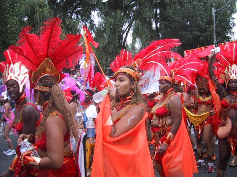 Caribana 2003 в Торонто: красные перья и оранжевые ткани на улице