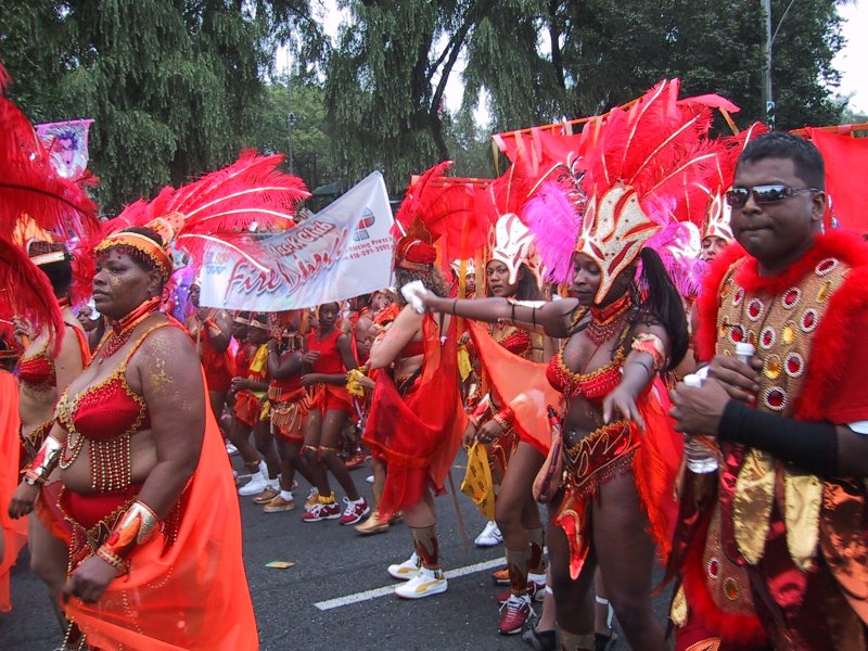 Caribana 2003 в Торонто: красные перья и золотые бусы на улице