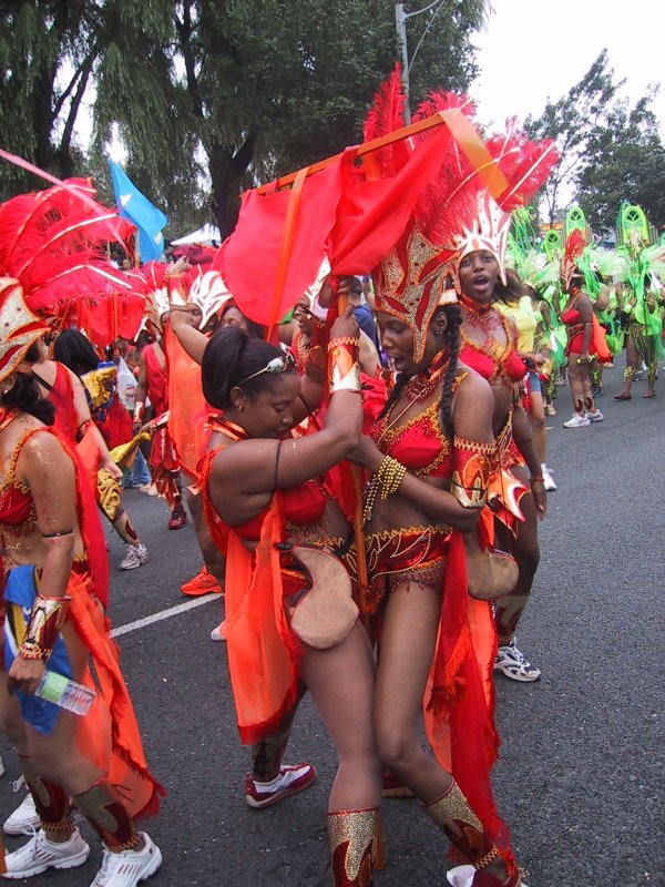 Caribana 2003 в Торонто: красные перья и золотые браслеты на улице