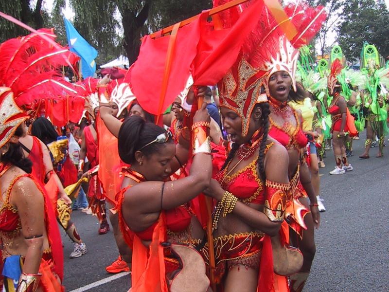Caribana 2003 в Торонто: красные перья и золотые браслеты на улице